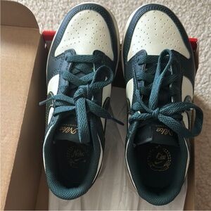 Nike Kids Sneakers in Dark Green and White
